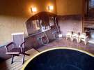 お子様連れの方も入って頂ける少し広めの貸切風呂です。こちらも城崎の温泉です。陶器風呂『月』1650円