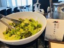 新鮮なサラダは「富士レタス」を提供しています。