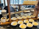 巣蜜を召し上がれるよう提供しています。木枠にディスプレイされたコムハニーはおすすめです。