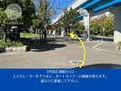 【市民広場駅から】エスカレーターを下りると、ポートライナーの線路が見えます。道なりに直進します。