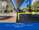 【市民広場駅から】左手にローソンが見えましたら、信号を渡って右折します。右折後直進します。