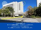 【市民広場駅から】奥側の建物上部に、正方形のマークがあります。直進し、1つ目の角を左折します。
