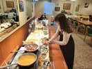 朝食をバイキング形式で自由にセレクト。