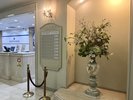 フロント 季節の飾りなどがお客様をお迎えいたします。