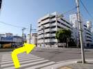 �F信号を渡り、三之丸パーキング裏を右手に入ります。