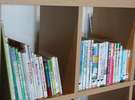 のんびり本を読みながら過ごすのもいいですね。沖縄関係のものやお子様向けの本が多いです。
