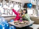 【Anniversary】ご希望によりトレーラーハウス内をを記念日仕様に!インスタ映えする一枚をパシャ♪