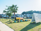 【敷地内】お子様と一緒に思いっきり遊べるアスレチックや遊具を備えております。