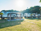 【トレーラーハウス】1台ずつ専用のBBQスペースがございます。