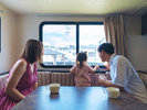 【室内】大きな窓から見える景色にお子様も興味津々♪