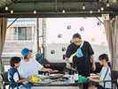 【BBQイメージ】食材をどんどん焼いて、取り分けて。お父さん大活躍!