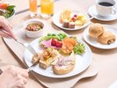 彩り豊かな野菜と、和洋食を中心とした約60品が揃う朝食ビュッフェです。