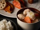和洋食を中心とした約60品が揃うメニューからお好きなものをご自由にお取りいただくスタイルです。