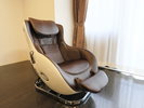 【客室備品】グランドルーム・デラックスルームにはマッサージチェアを備え付けております。