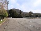 【駐車場】広々とした駐車場ですのでお車でのご来館でもご安心くださいませ。