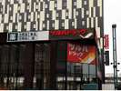 建物1階にツルハドラッグ9-22時何かと便利です!