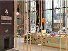 建物1階に和菓子の名店壺屋総本店