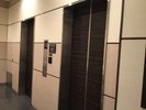エレベーターは1階に2台ございます