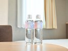 お部屋には飲料水のサービスがございます