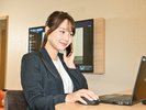 ノートパソコンを置けるデスクございます。