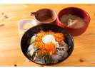 姉妹館八幡屋名物はま丼!1000円。