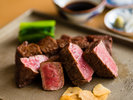 鉄板で調理した黒毛和牛は、繊細かつ上品な味わいが感じられます。