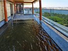露天風呂:海門橋と大海原を展望でき、波の音色と風のささやきが心地よく響きます。