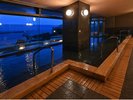 松の湯:檜を使用した木の温もり溢れる大浴場。