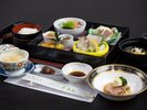 *旬の味覚を少しずつ楽しめる、上品な昼食御膳。観光の合間にも食べやすい構成です。