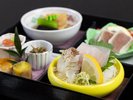 *新鮮なお造りと炊き合わせを中心にした昼食膳。見た目の華やかさも魅力です。