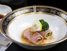*丁寧に仕上げたメイン料理を引き立てる、上質な一皿。落ち着いた空間でゆっくりとお楽しみいただけます。