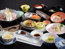 *品数豊富で満足感のある昼食膳。旅先ならではの味覚を、少しずつご堪能ください。
