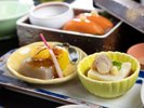 *小鉢に盛り込んだ繊細な味わい。料理人の技が光る、目にも楽しい昼食です。