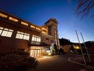 *ライトアップされた建物が印象的な夜の外観。ご到着が遅い時間でも安心してお越しいただけます。