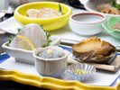 *香ばしく焼き上げた貝料理と新鮮な海の幸を盛り合わせ。海の恵みを楽しめる人気の一皿。