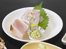 *旬の魚介を盛り込んだお造り。彩り豊かな海の幸をご賞味ください。