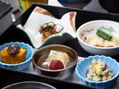 *一品一品丁寧にご用意した和朝食。地元の味覚を取り入れた朝のひとときをお楽しみください。
