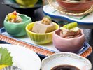 *季節の食材を彩り豊かに盛り付けた前菜の一例。旬の味覚を少しずつお楽しみいただけます。