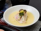 *料理長の技が光る創作料理。季節ごとの味わいをお楽しみください。