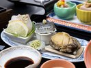 *海の幸の美味しさを味わうお造り。彩り豊かな盛り付けも魅力です。