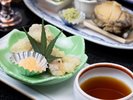 *旬の食材をさっくりと揚げた天ぷら。素材本来の旨みと香ばしさをご堪能ください。