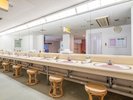 女性ロッカールームの化粧カウンター