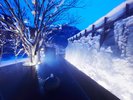 アイスブルーに輝く氷瀑を望む絶景露天風呂。