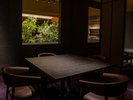 【地下1階】都会の喧騒を忘れるシックな空間に佇む、大人のモダンレストラン