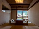 【琉球畳憩いの座付き二間和洋室/海風を感じる露天風呂付き】リビングルーム/A客室