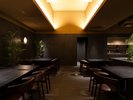 【地下1階】都会の喧騒を忘れるシックな空間に佇む、大人のモダンレストラン