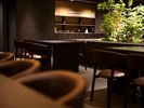 【地下1階】都会の喧騒を忘れるシックな空間に佇む、大人のモダンレストラン