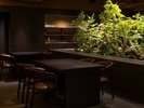 【地下1階】都会の喧騒を忘れるシックな空間に佇む、大人のモダンレストラン