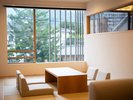 【琉球畳憩いの座付き和洋室/海風を感じる露天風呂付き】リビングルーム/CD客室