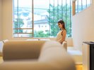 【琉球畳憩いの座付き和洋室/海風を感じる露天風呂付き】リビングルーム/CD客室